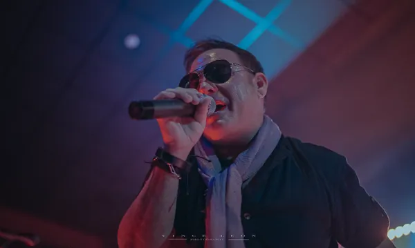 San & Tone Pilots performing live