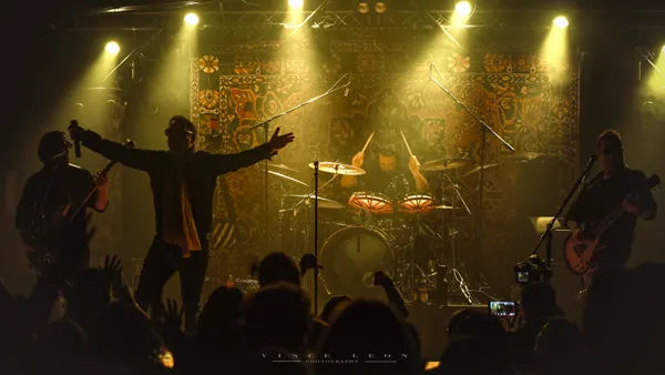 San & Tone Pilots performing live