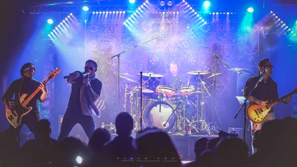 San & Tone Pilots performing live